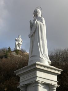 Скульптура Святогорской Богородицы, автор скульптуры Николай Шматько. Товарищ Артем на заднем плане  (Святогорск)