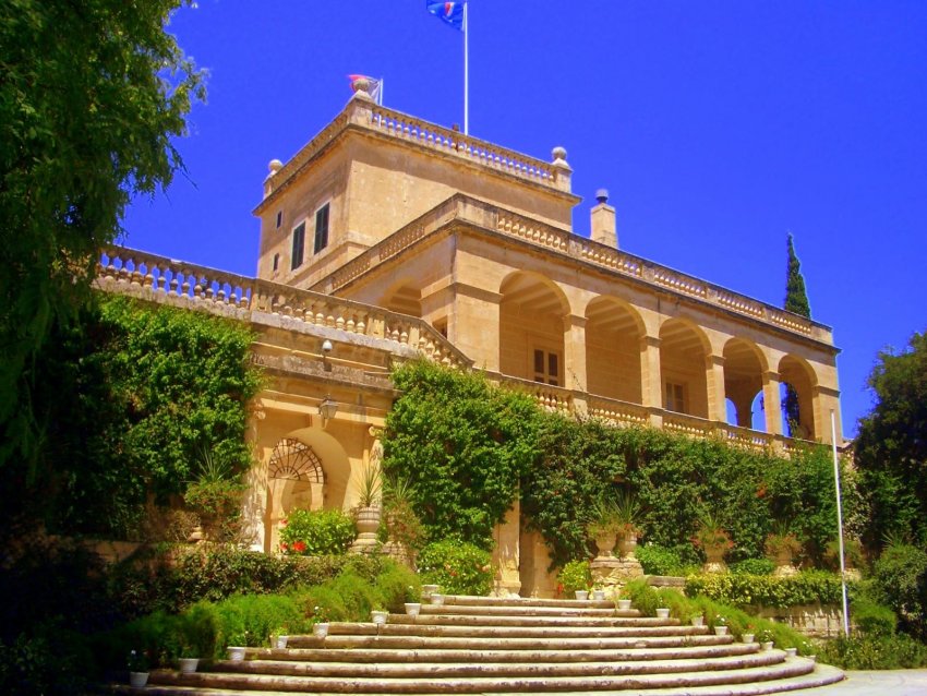Фото достопримечательностей других стран Европы: Сад Сан-Антон. Дворец — постоянная резиденция президента Мальты