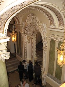 В коридорах Оперного: отделка золотом и мрамором (Одесса и область)