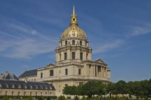 Высота собора 107 метров. В 1989 году купол был заново позолочен, на что ушло 12 кг золота. (Париж)