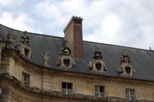 При детальном рассмотрении окошки на крыше Дома Инвалидов оформлены в виде рыцарей в доспехах (Париж)
