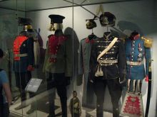 В музее Армии, военное обмундирование (Париж)