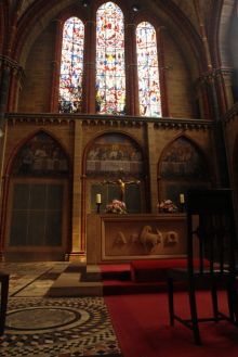 Вид на алтарь и витражи в Соборе Святого Петра в Бремене (Германия)