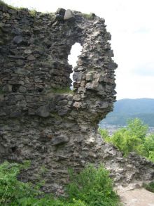 Руины Хустского замка недалеко от долины нарциссов (Карпаты и Закарпатье)