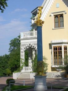 Хрустальная колонна в садике возле Коттеджа (Санкт-Петербург и область)