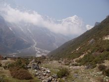 Вид из Тхаме в сторону пер. Таши-Лапча (Непал)