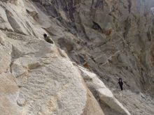 Вот начинается подъем по скалам на пер. Таши Лапча (Непал)