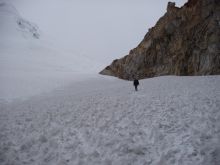 Вот и сам перевал недалеко. После ледового взлета плавный подъем (Непал)