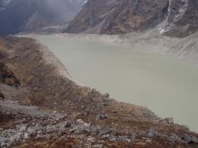 Вот и озеро Чо Ролпа, висящее как дамоклов меч над всей долиной Ровалинг (Непал)