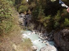 Тропа по ущелью Ровалинга. Тропа вьется по склону, далеко внизу шумит река (Непал)