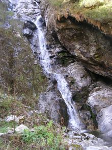 Горный водопад в ущелье Ровалинг (Непал)