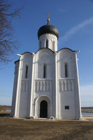 Церковь Покрова на Нерли. 1165 год, всемирно известный памятник архитектуры Древней Руси (Золотое Кольцо России)