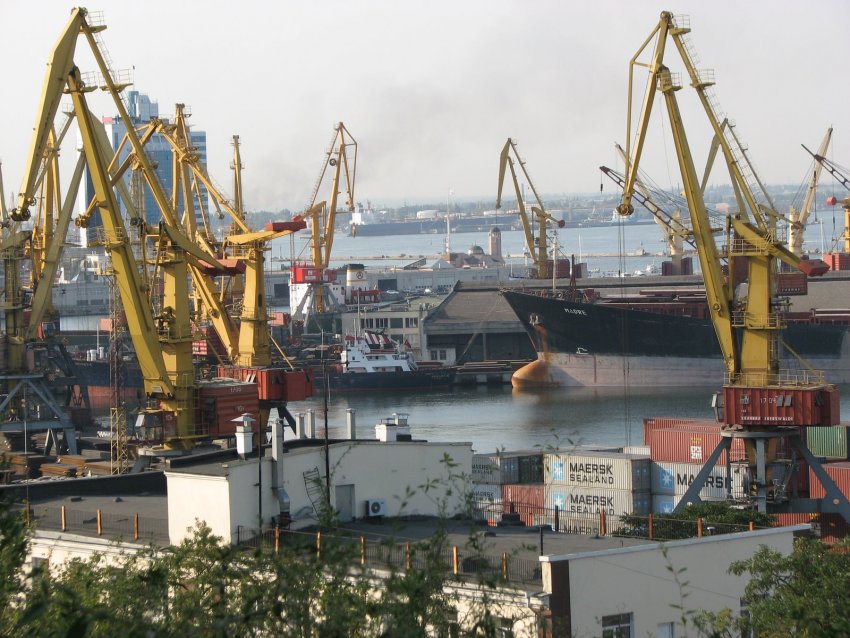 Фото достопримечательностей Одессы и Одесской области: Работа в Одесском порту не прекращается ни днем ни ночью