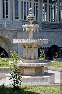 Ажурный фонтанчик возле дворца Топкапы (Турция)
