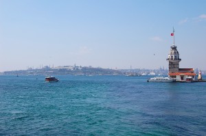 Девичья башня, Кыз кулеси. С ней связано несколько романтических легенд, это один из символов Стамбула
 (Турция)
