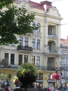Площади Львова обильно украшены цветами и клумбами (Львов и область)