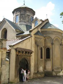 Во дворе Армянской церкви (Львов и область)