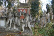 Скульптурная композиция на одной из могил (Львов и область)