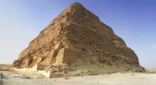 Ступенчатая пирамида Джосера в Саккаре - первая Египетская пирамида (Египет)