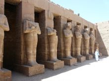 На территории Карнакского храма (Египет)