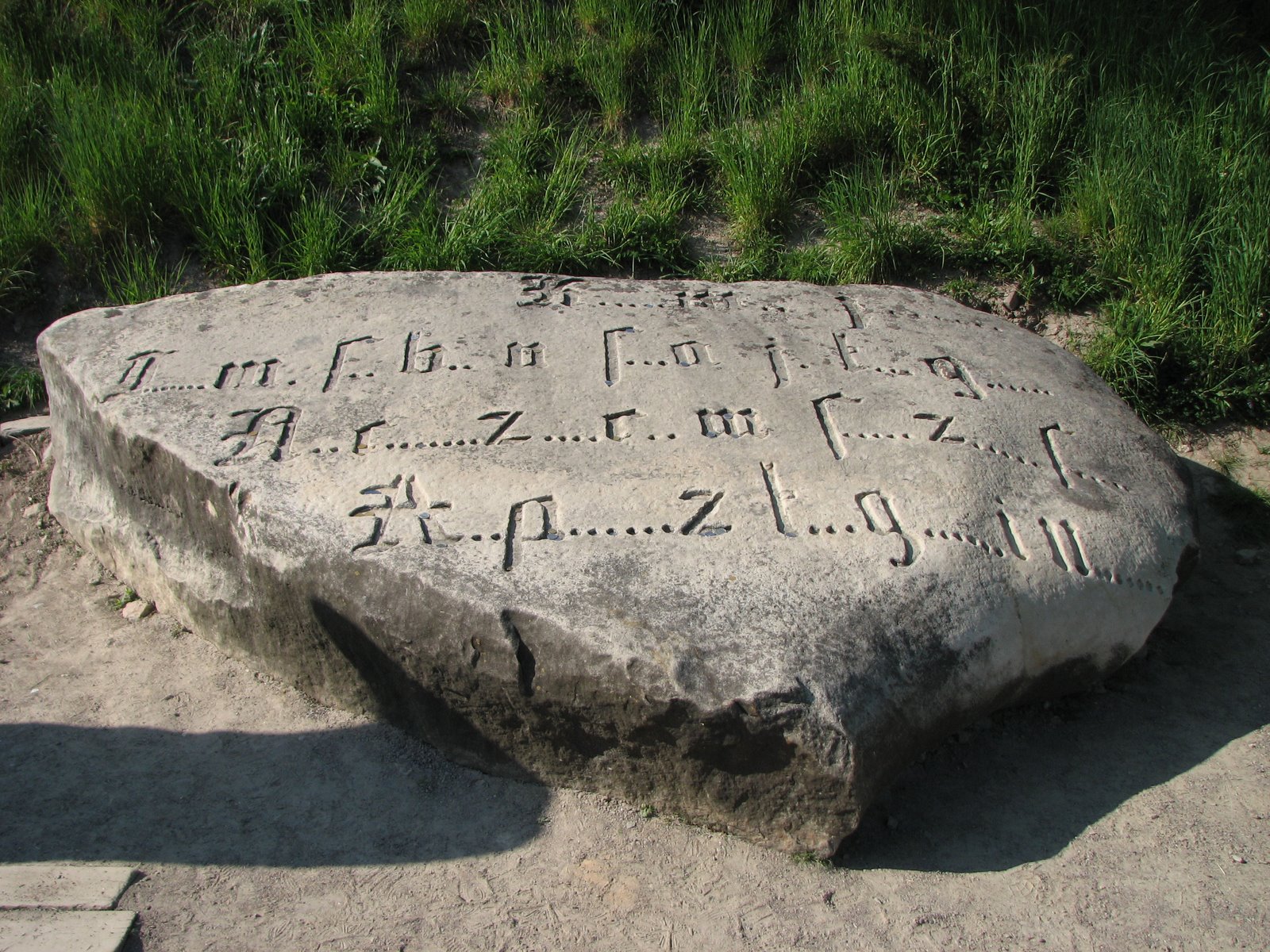 Камень на букву т. Надпись на Камне. Надпись на валуне. Исторические камни с надписями. Каменные булыжники с надписями.
