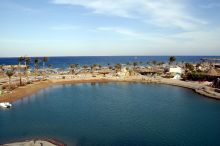 Вдоль побережья Хургады вереница пляжей и отелей (Египет)