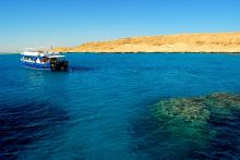 Красное море, коралловый риф, дайвингисы спускаются на дно (Египет)