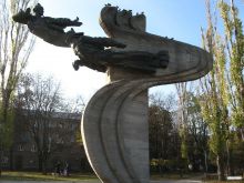 Памятник летчикам 69-го авиаполка, защищавшим Одессу в 1941-м, когда фактически прямо на одной из одесских улиц был построен военный аэродром. Установлен на 5-й станции Большого Фонтана. (Одесса и область)