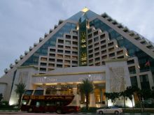 Отель Raffles Dubai сконструирован в виде пирамиды, один из красивейших отелей Дубаи (Объединённые Арабские Эмираты (ОАЭ))