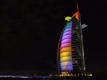 Отель "Парус" ночью подсвечивается разноцветными огнями, в том числе и радужными. (Объединённые Арабские Эмираты (ОАЭ))