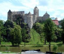 Замок Локет на высоком берегу реки Огрже (Чехия)