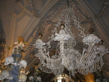 Кутна Гора. Внутри церкви-костницы все сделано из человеческих костей (Чехия)