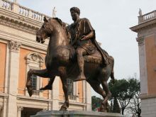 Статуя Марка Аврелия на Капитолийской площади. Это единственная конная статуя античности сохранившаяся до наших дней (Рим)