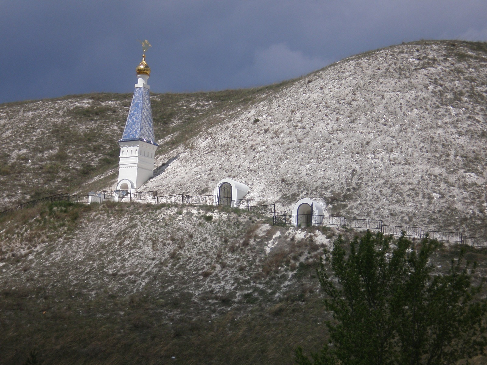 Монастырь в меловой горе. Костомаровский Спасский монастырь Воронежская область. Воронеж монастыри в меловых горах. Костомарово пещерный монастырь.