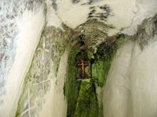 Монашеские кельи столпников в пещерном храме (Европейская часть России)