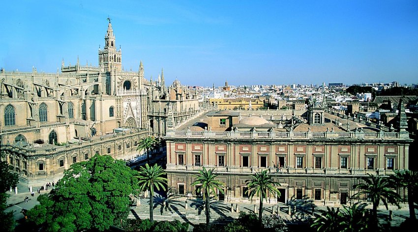 Фото достопримечательностей Испании: Вид на Кафедральный собор Севильи и здание архива Индий