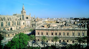 Вид на Кафедральный собор Севильи и здание архива Индий (Испания)
