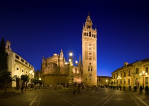 Площадь перед Кафедральным собором и колокольня La Giralda (Испания)
