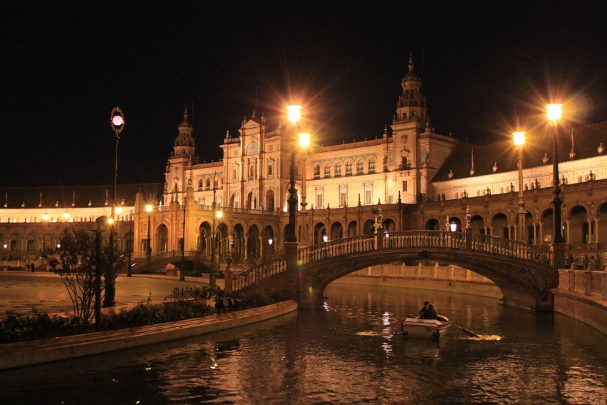 Фото достопримечательностей Испании: Ночная площадь "Испания" в Севилье