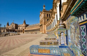 Колоннада на площади "Испания" отделана мозаикой и мрамором (Испания)