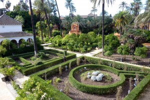 Сад при королевском дворце Севильи (Испания)