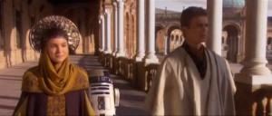 Главный герой Звездных войн Анакин Скайуокер (Хайден Кристенсен) и королева планеты Набу Падме Амидала (Натали Портман) прогуливаются по этой площади в компании робота R2-D2.
 (Испания)