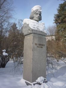 Памятник Н.В. Гоголю возле Нежинского государственного педагогического университета (Чернигов и область)