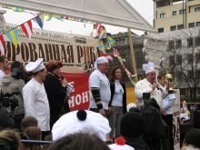 Вручение приза победителю конкурса на скоростное поедание фаршированной рыбы (Одесса и область)