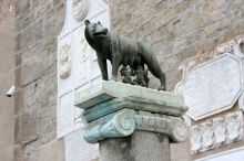 Волчица, скормившая основателей Рима Ромулуса и Ремуса (Рим)