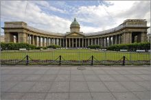 Колоннада Казанского собора выполнена по аналогии с колоннадой Собора Св. Петра в Риме (Санкт-Петербург и область)