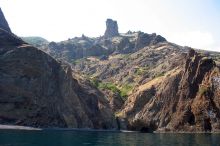 Скалистый берег потухшего вулкана Карадаг (Крым)