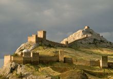 Генуэзская крепость и крепостная гора вдали (Крым)