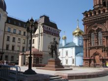 Памятник Ф. Шаляпину возле одноименного отеля на ул. Баумана (Татарстан)