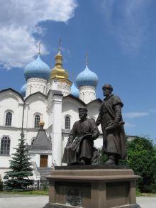 Памятник строителям Казанского Кремля. Изображены русский и татарин (Татарстан)